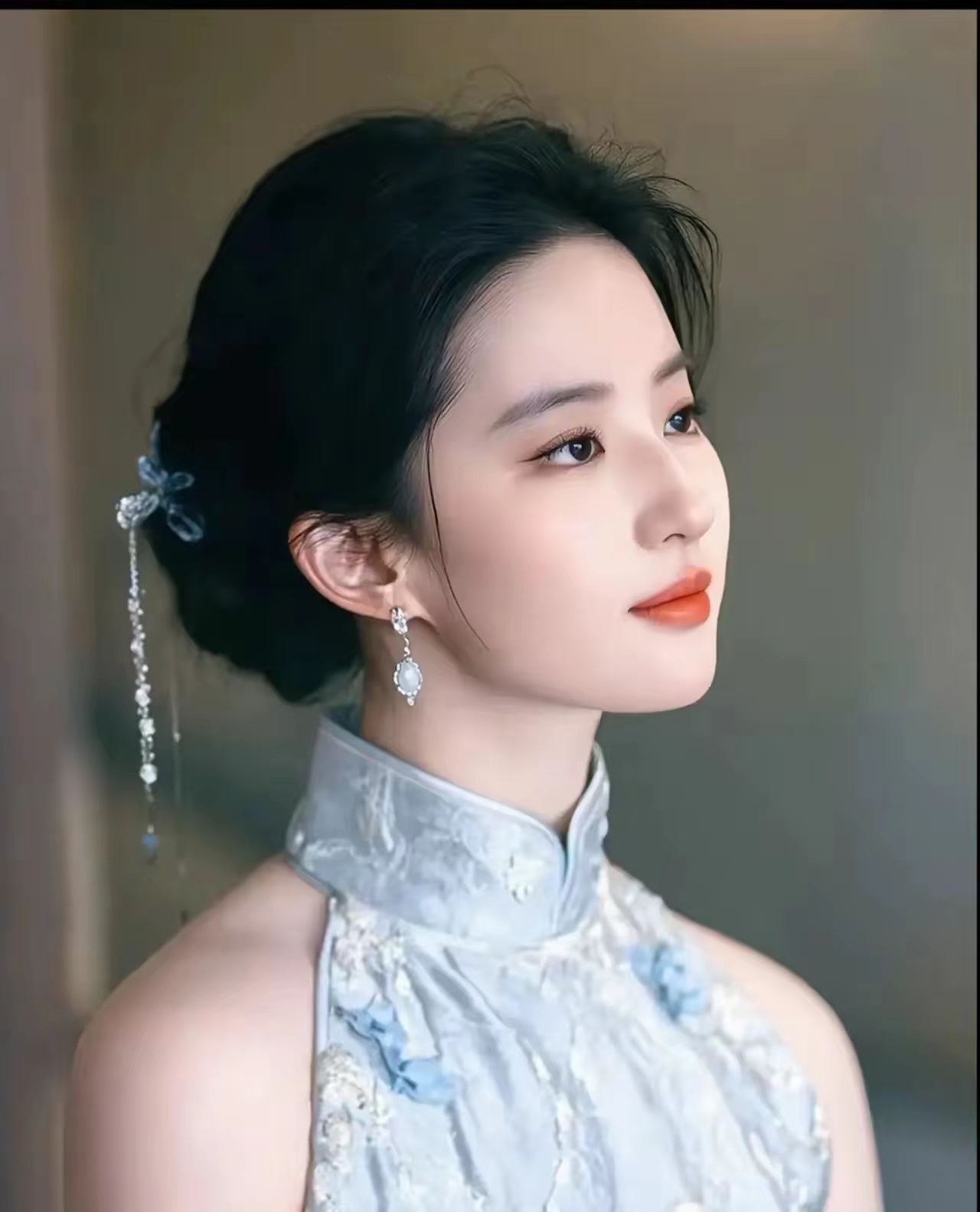 刘亦菲，美丽定义的多元探索刘亦菲，着实是个令人琢磨不透的存在。说她不够美吧，笑时