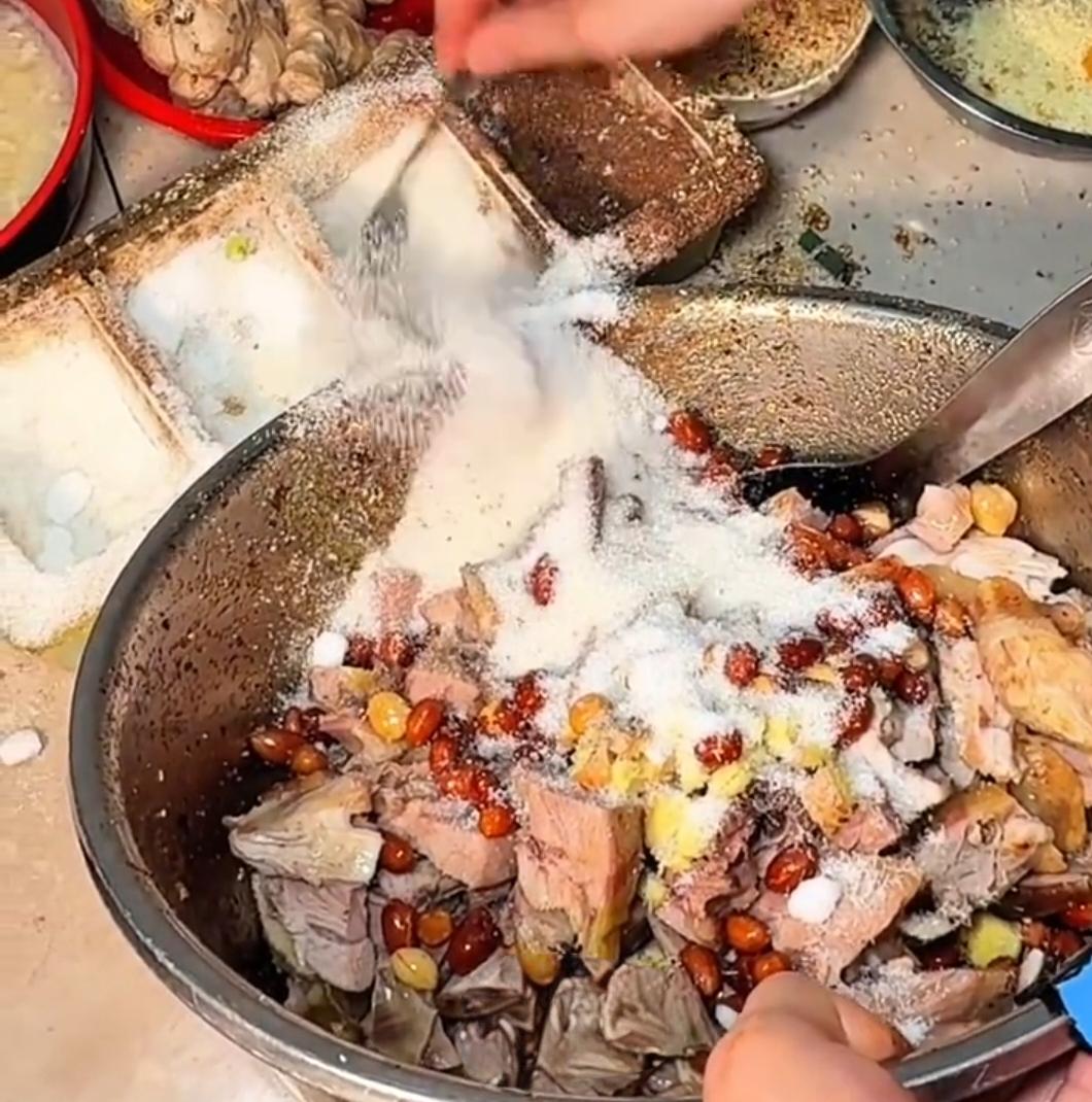 女子花403元买了份凉拌土鸡被老板放20多勺糖，老板回应说本地人都这么吃。

最