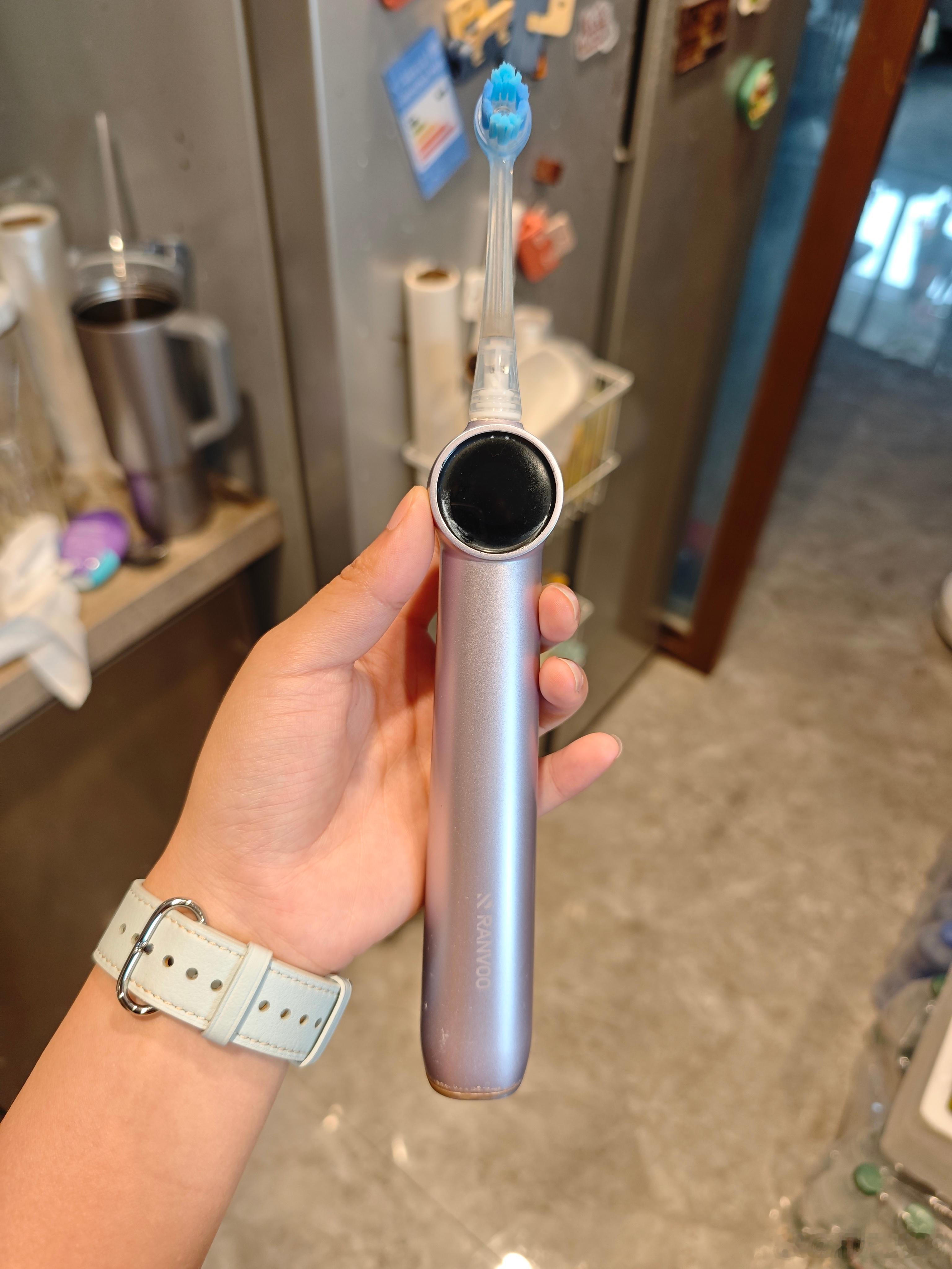 还是换回了普通的牙刷，之前这个气泡电动牙刷大概用了一年左右屏幕就坏了但这我也能接