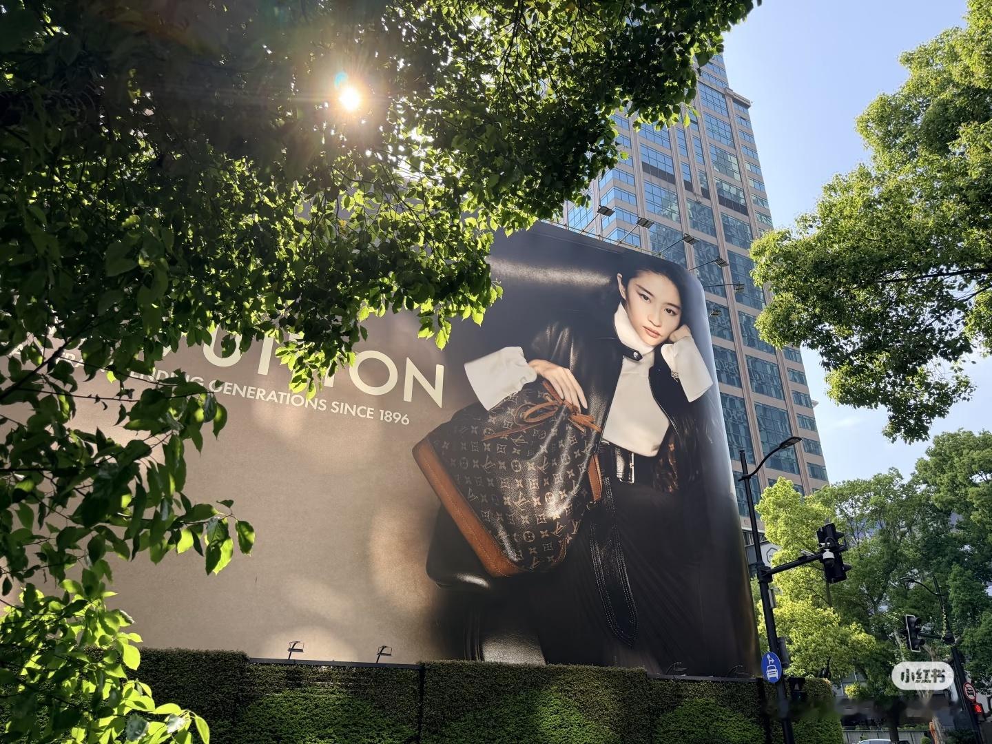 今天拍得好有氛围感啊！刘亦菲LV地广能发100遍 