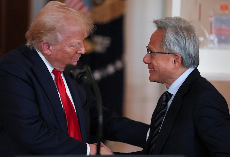 特朗普刚签完中美休战令，就导致大批官员考虑辞职，美富商含泪表示：一个时代告终。