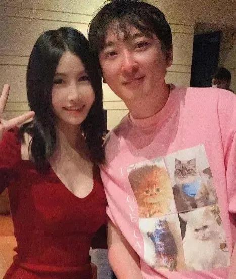 王思聪有了“女儿”后，记者问雪梨：“当初只拿了1700万分手费后悔过吗？”雪梨浅