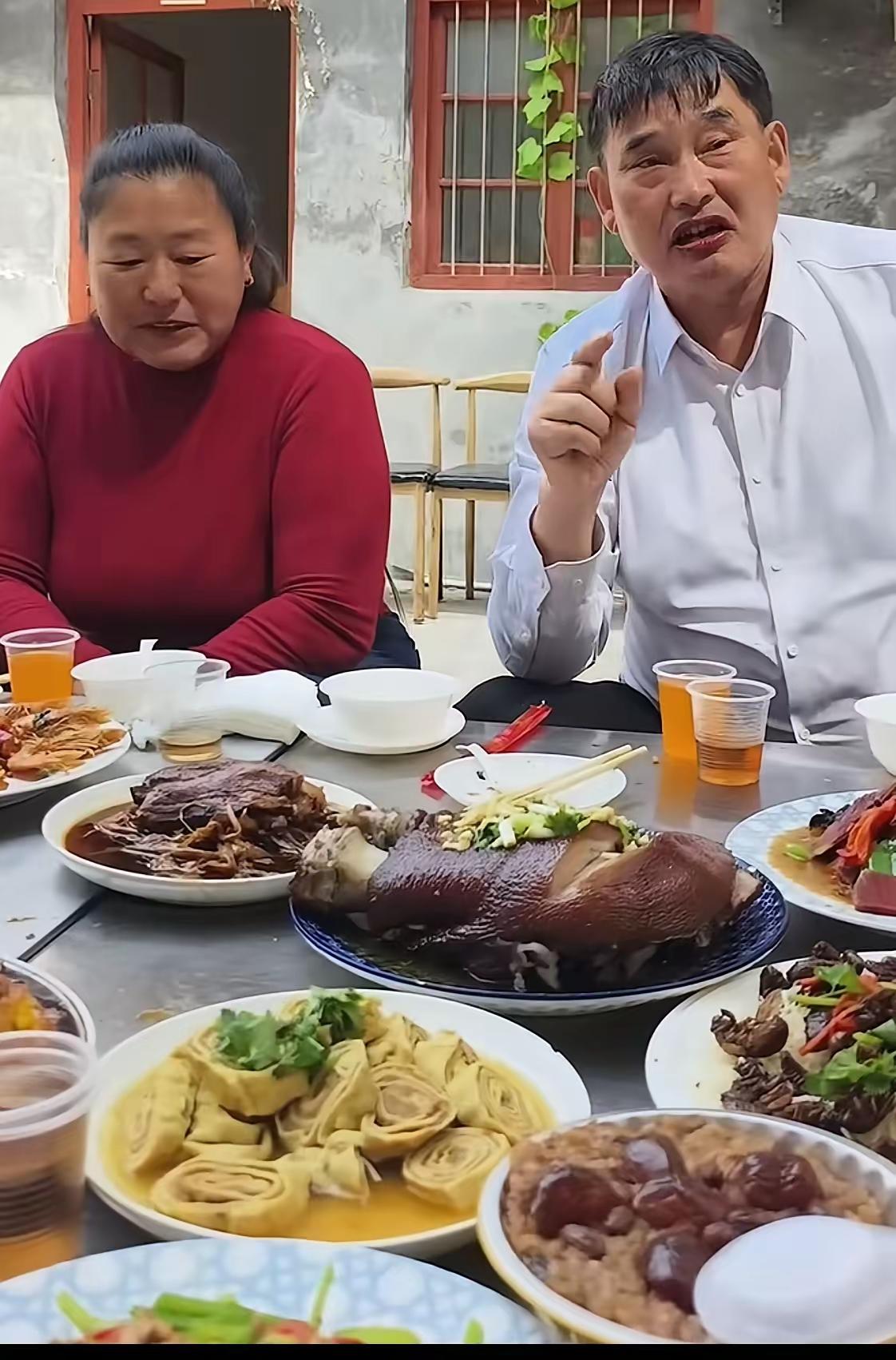 美味尝个遍，
草根下饭店。
农民大衣哥，
身价高不贱。