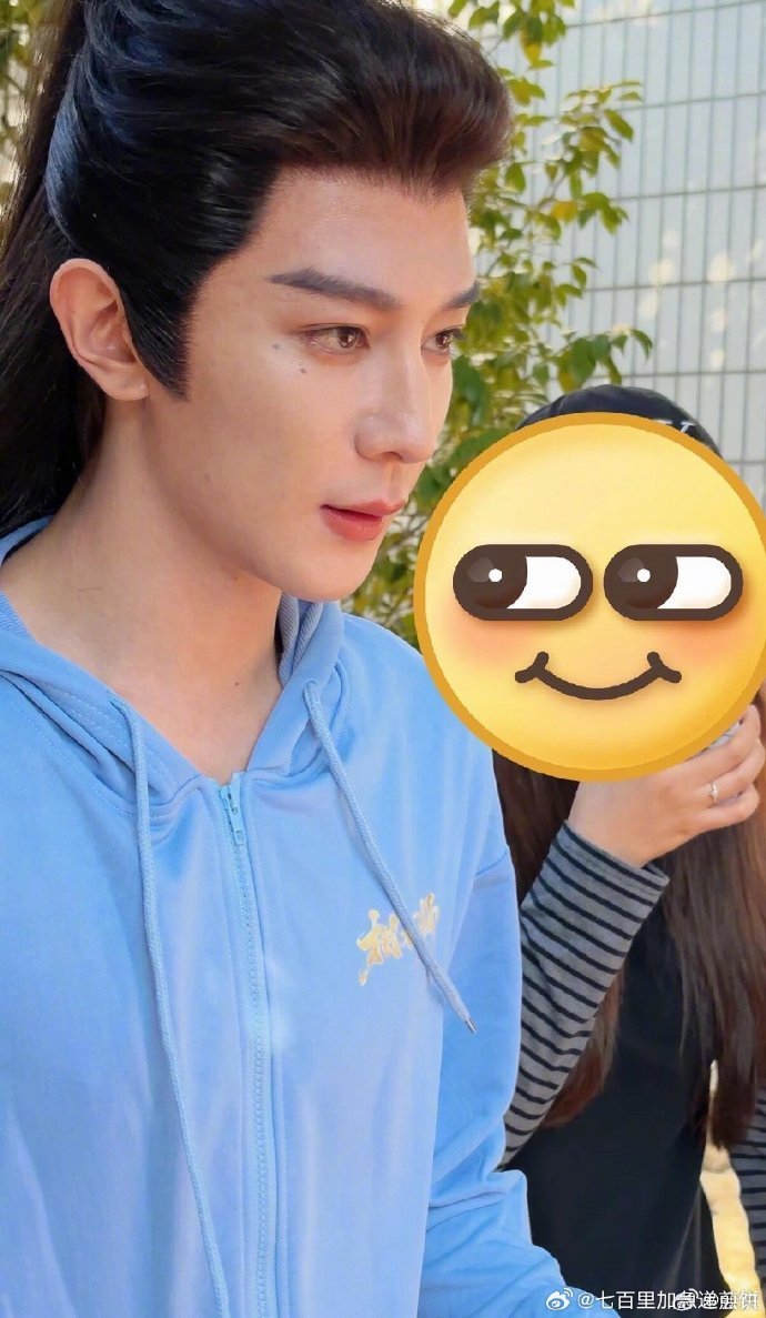 夏之光黄羿新剧相术师开机路透夏之光新剧相术师开机路透 ​​​《相术师》光名字就想
