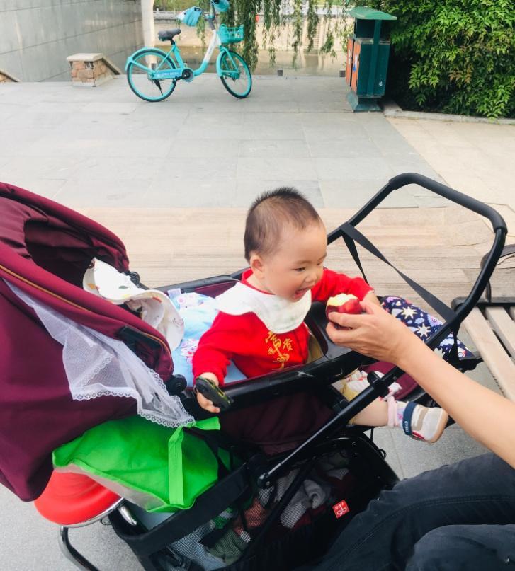 细心的爸爸，可爱的娃娃！外户吃苹果