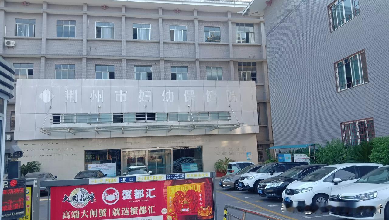 【邓老师的历史性突破，第一次来荆州古城西门附近给学生上课】
​
​1.2024年
