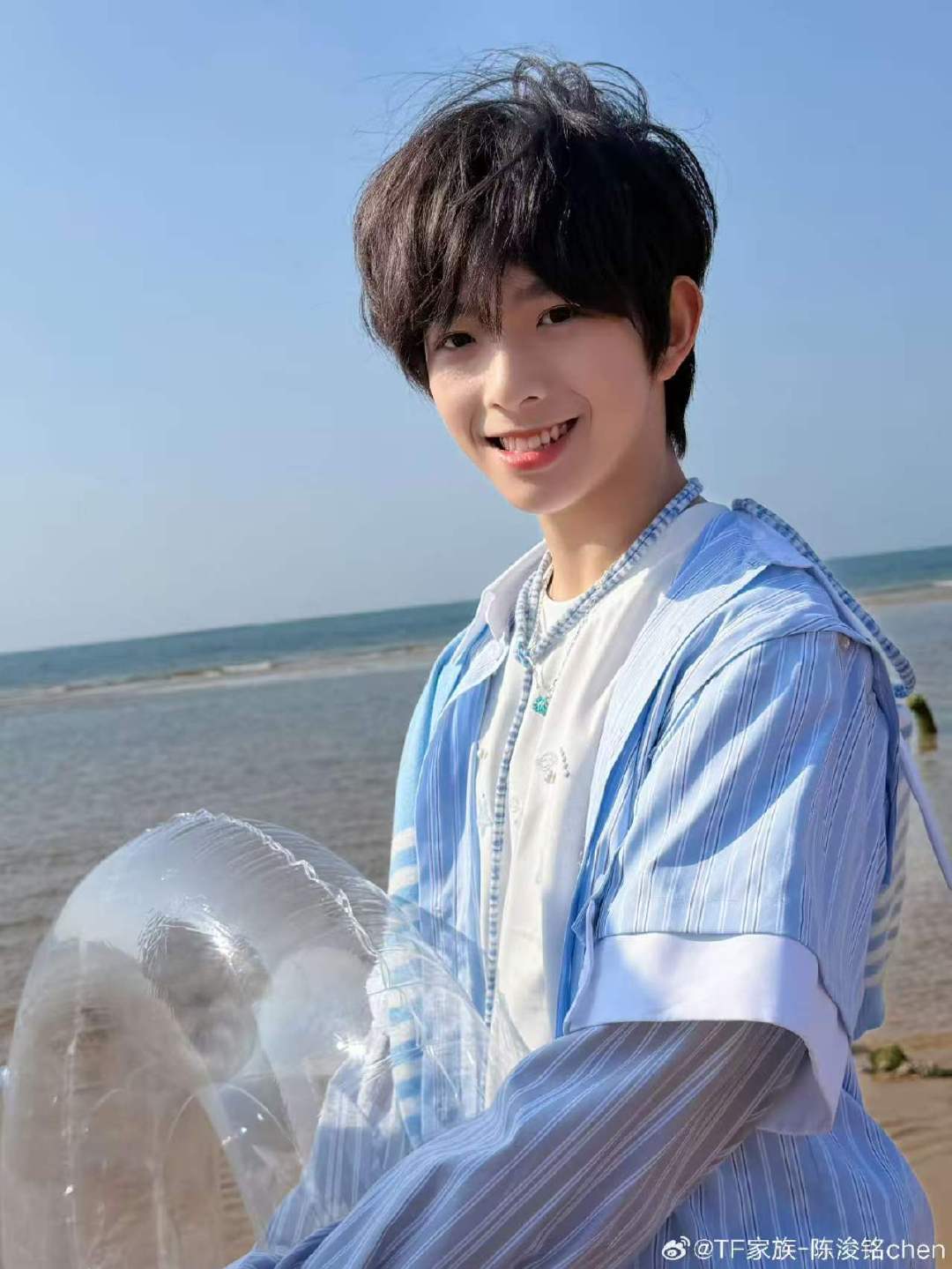 陈浚铭海边live照陈浚铭海边氛围照 萌！帅！ 