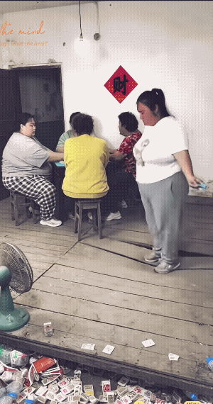 地板已经糟了，更不应该在上面跳绳。
一影响打牌的人；二易把地板压塌(还真的压塌了