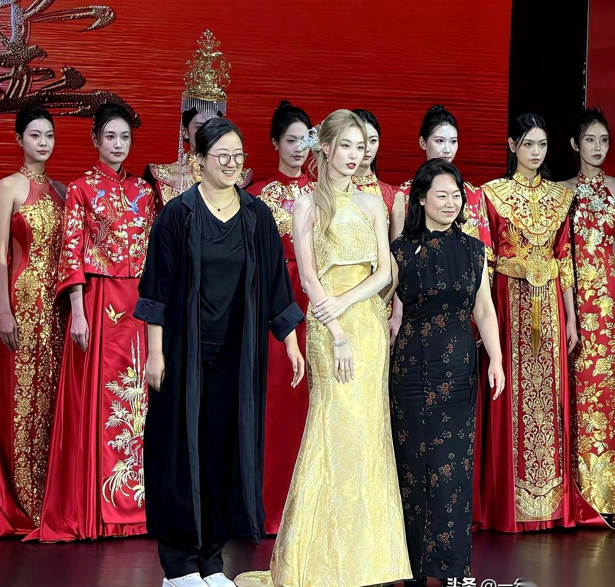 500克的大玻璃坨子，戴在新娘手上，说是钻戒。
还一本正经地解释：爱情，是不能被