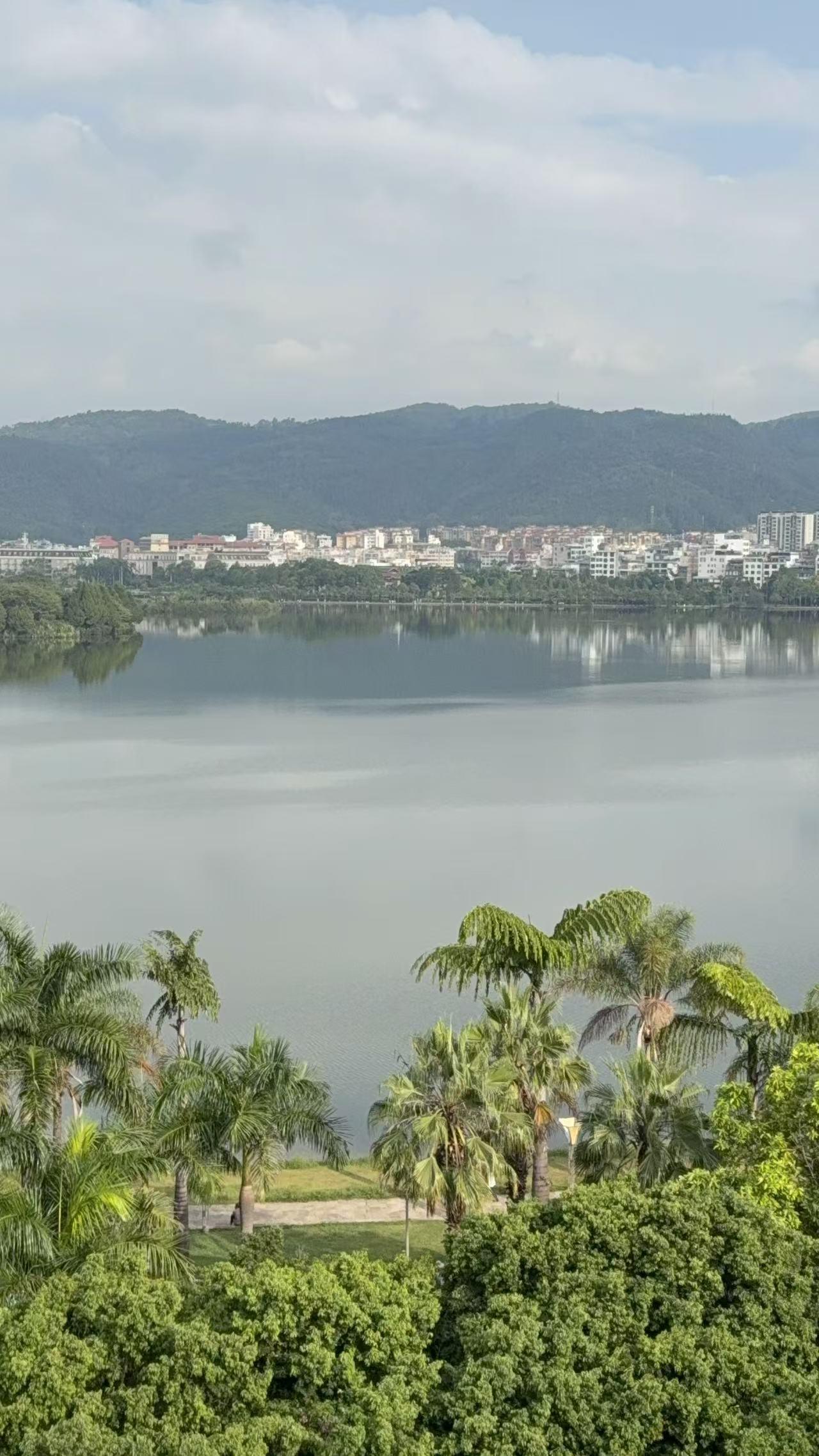 蒙自南湖和弥勒湖泉的对比
南湖藏古韵。湖泉养今心
蒙自南湖与弥勒湖泉，同列红河州