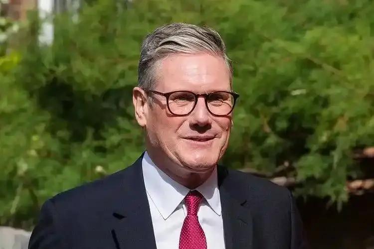 3月31日英国首相斯塔默特别硬气的说：“这不是我们的战争，我们不会参与进去的！”