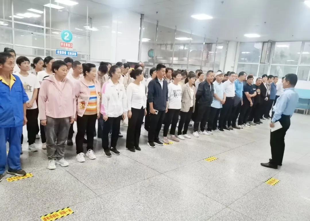 食堂科长夜会摔账本！

刘怀浩吼完散会全员愣住

不是拍桌子，是摔给摄像头看。9