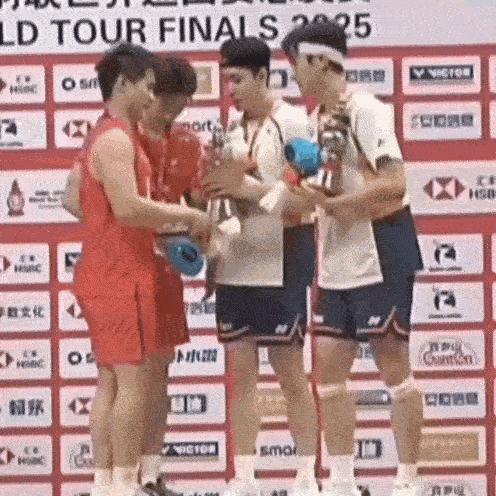 你们两位不是语言不通吗？何意味吧欧巴？一见猪就笑？ 