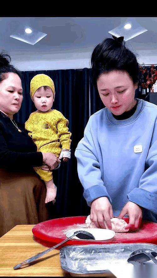 婆婆一个猛子扎下去，连人带盆带桌子，稀里哗啦。
那场面，我跟你说，比春晚小品好看