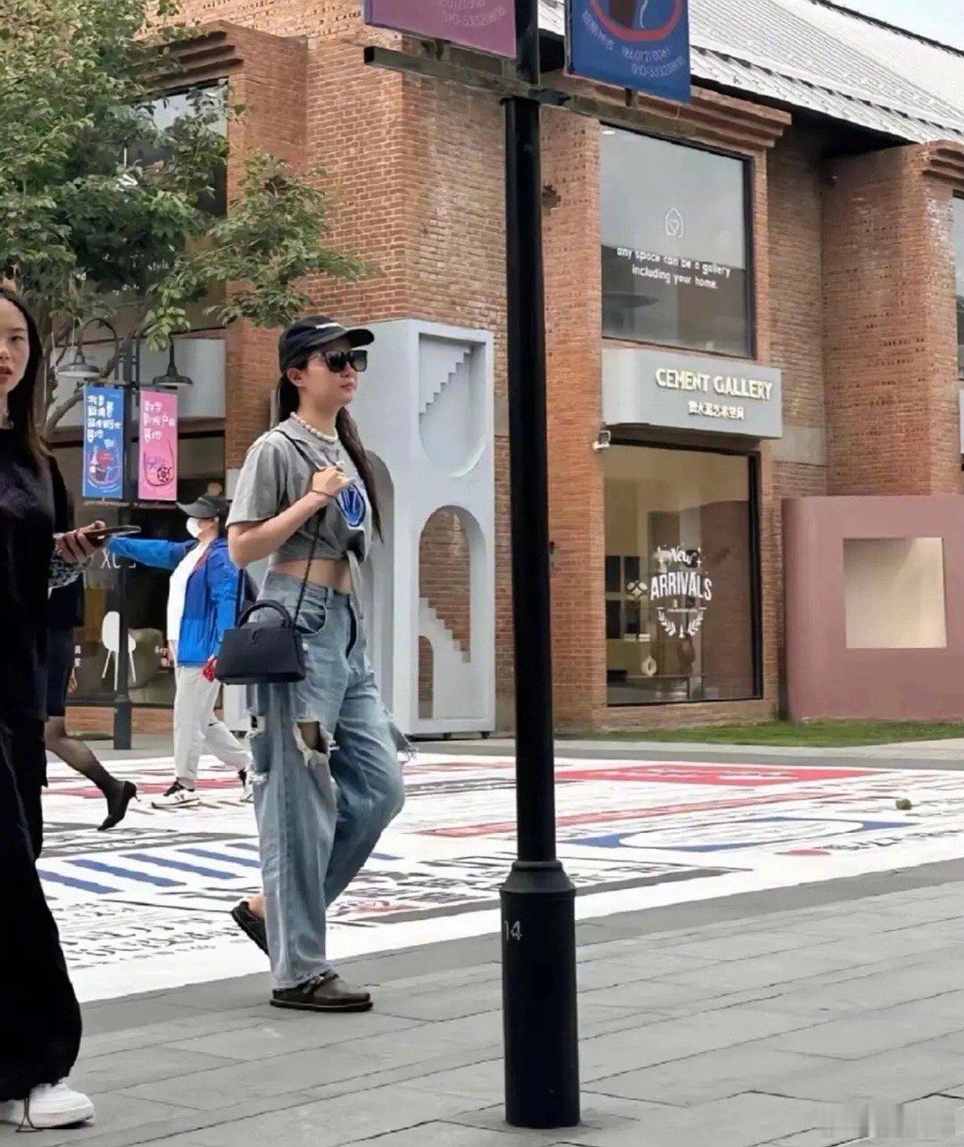 刘亦菲逛街被拍，身材丰腴露出蛮腰，曲线婀娜体型肥美，她越来越有成熟女人的味道了。