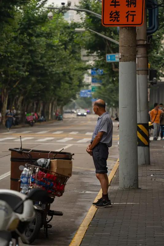 上海街头那一跪，跪出了中国人的骨气！全网泪目，这才是我们该追的“星”！

朋友们