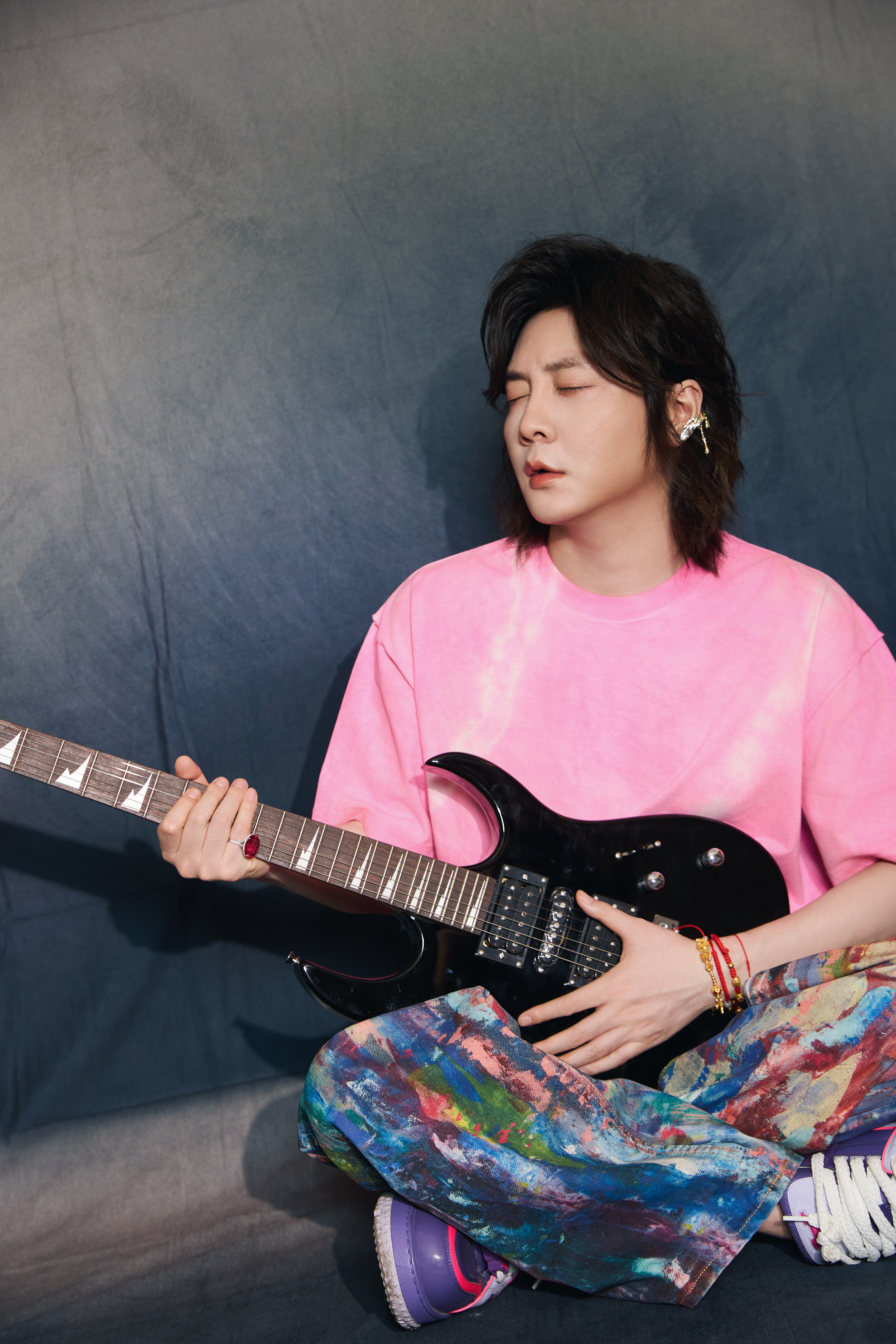 吉他、唱片、麦克风，魅力值upup！今天是一本正经音乐人！ 