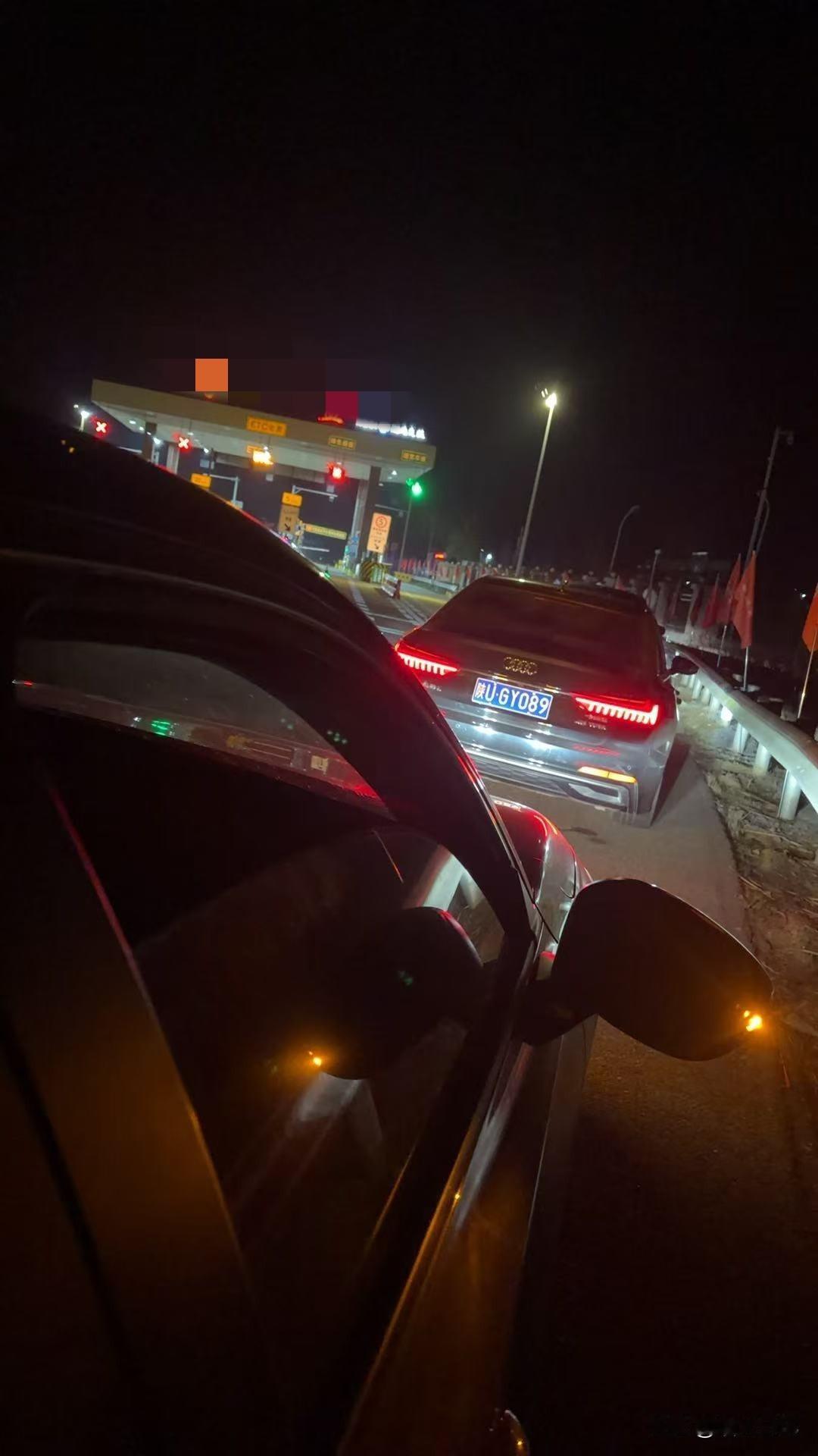 坐等高速免费

今天和家人一起去武汉接妹妹回家过年，想着一家人团年就要完完整整。