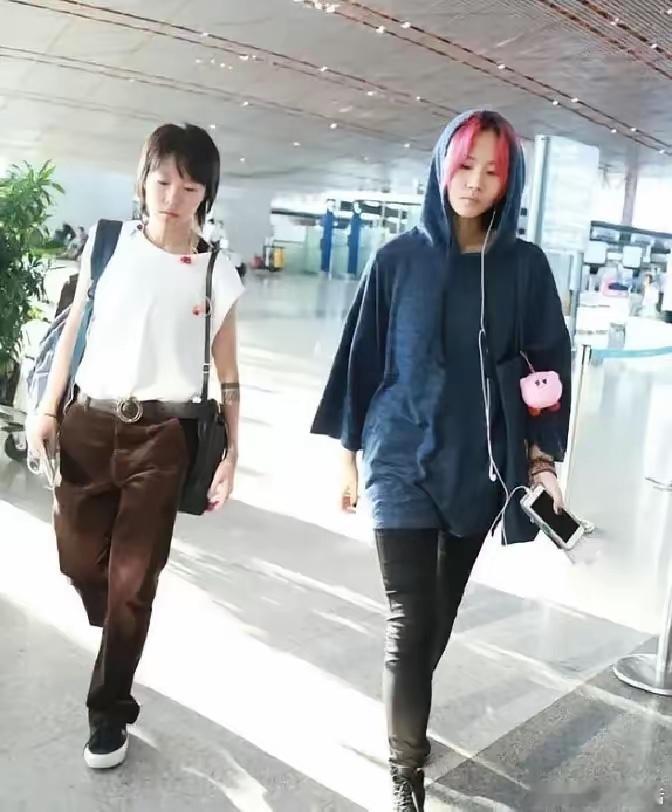 窦唯的两个女儿，正在上演华语乐坛最残酷的对照组。一个（窦靖童）出道就在山顶，王菲