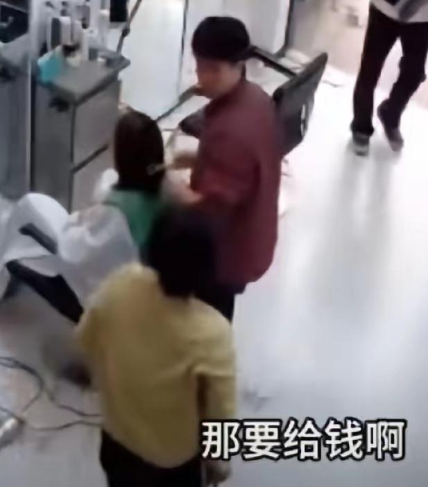 湖北一理发店里，一残疾女子进店洗头。店员帮她洗完后，女子道谢后，转身就要走。老板