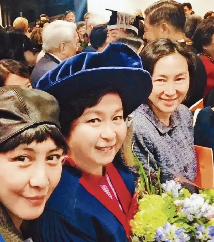 赌王何鸿燊的二房三女儿，传言身价600亿的何超蕸走了，才60岁。

2024年正