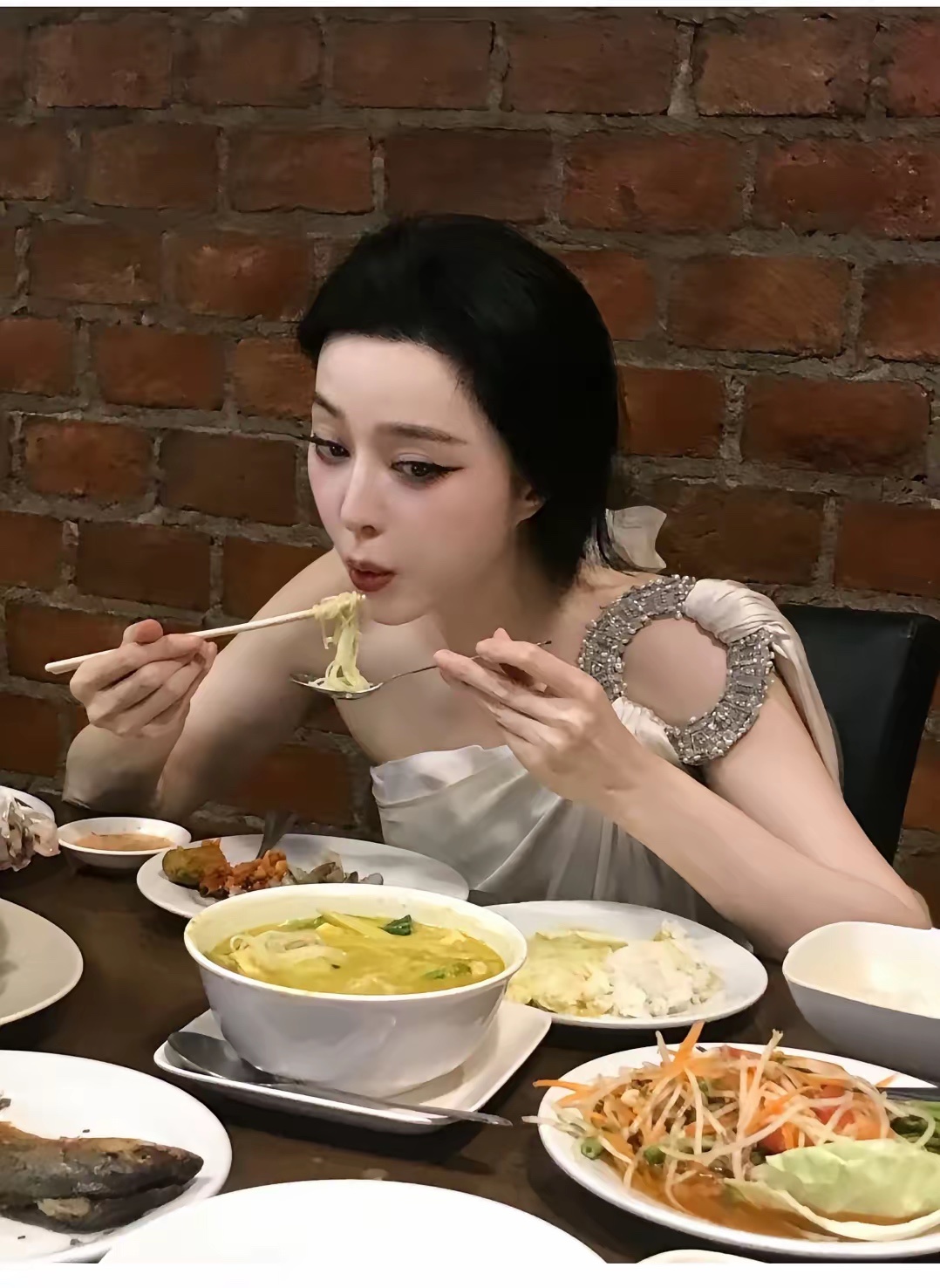 吃个饭都那么优雅肩上的那环钻石好闪啊。 