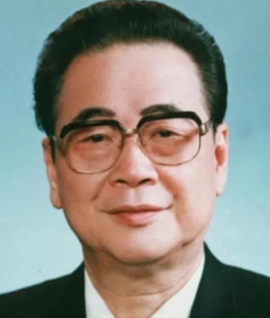 1992年7月，邓颖超同志因病离世，而她去世前一日用尽气力喊出的“李鹏”二字，背