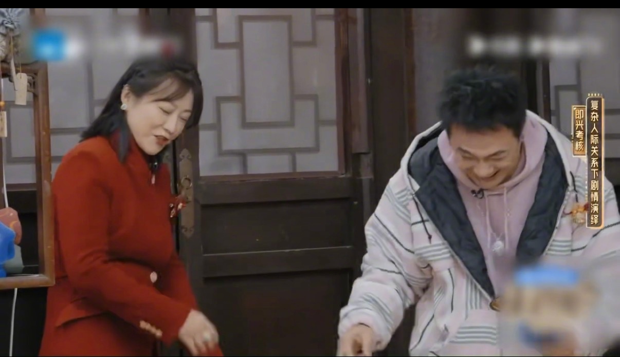 这还是我认识的吴镇宇吗 看到吴镇宇笑成那样我就放心了，原来他也扛不住。这场面，换