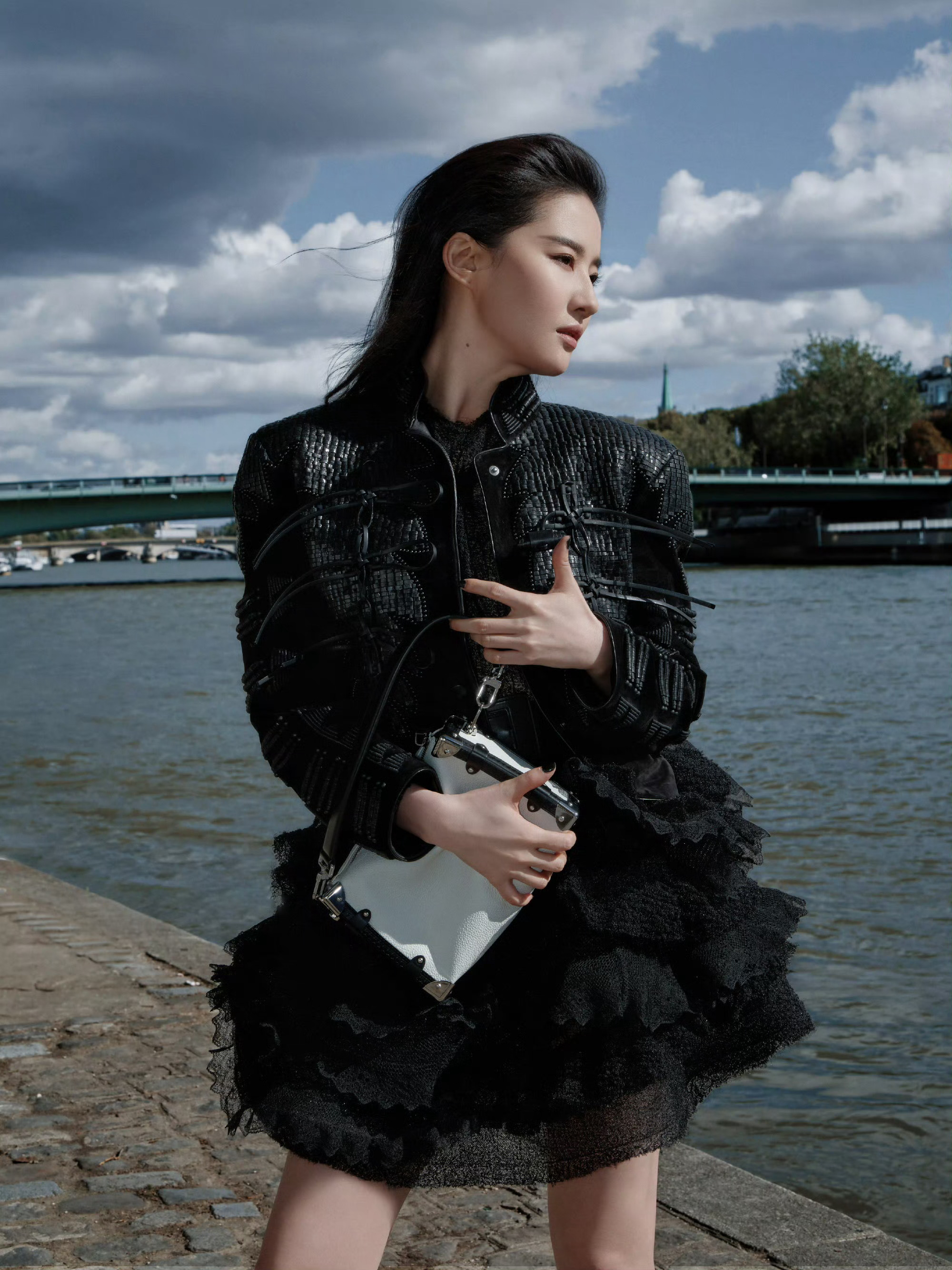 秀场分享：LOUIS VUITTON SS25路易威登品牌代言人刘亦菲出席LV春