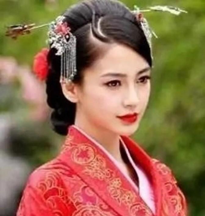 942年，后晋皇帝石敬瑭刚死，继位的石重贵迫不及待地将叔母冯氏接入了宫。当夜，石