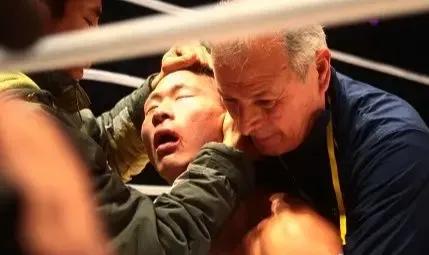 吐槽一下国内的拳赛解说！
 前不久，笔者“抨击”了国内拳赛的一个明显短板——比赛
