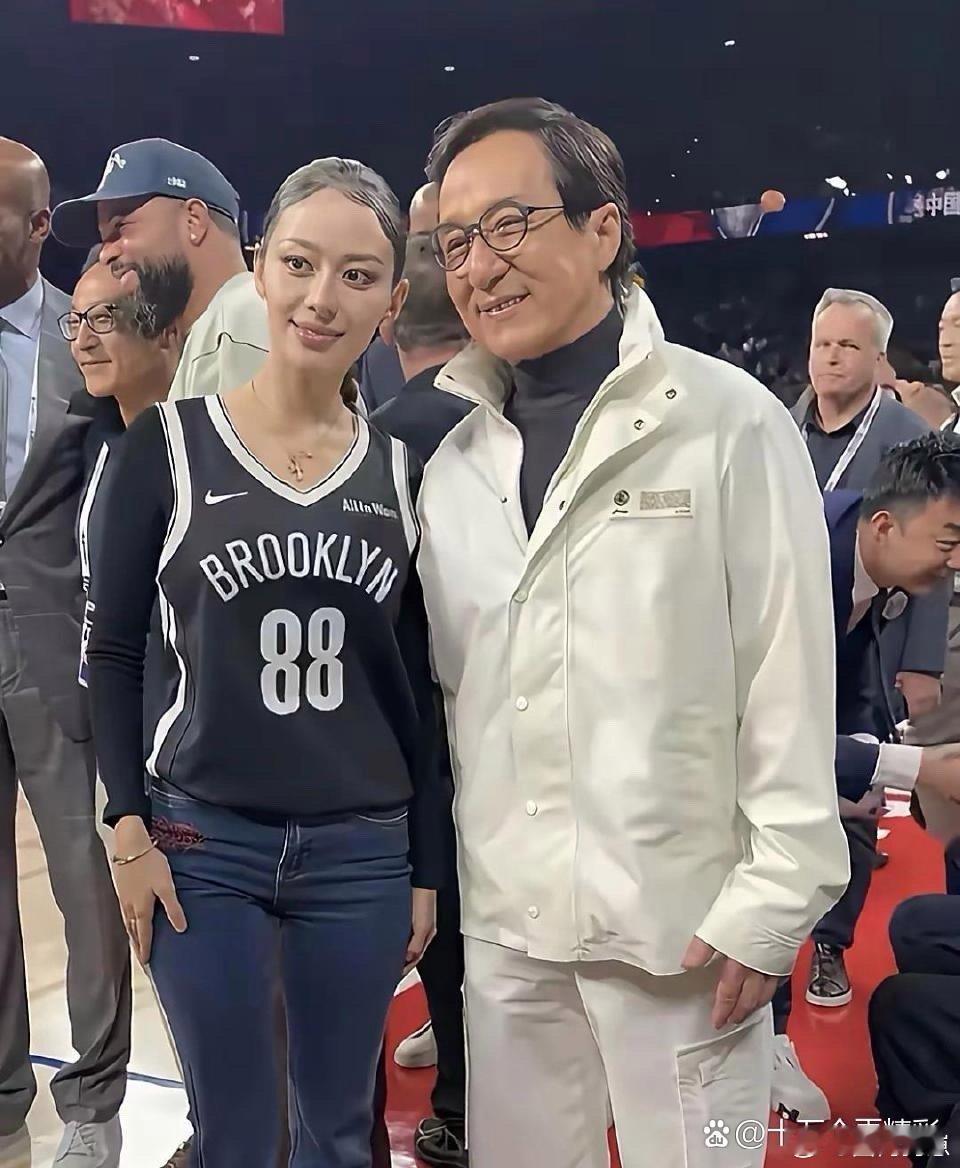 别说是成龙了，换作谁看到这颜值，都会笑得合不拢嘴吧！ 