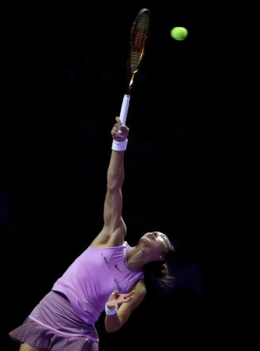 这张高速相机抓拍的照片真的太有质感了！完美展现了郑钦文奋力拼搏的样子！这努力挥动