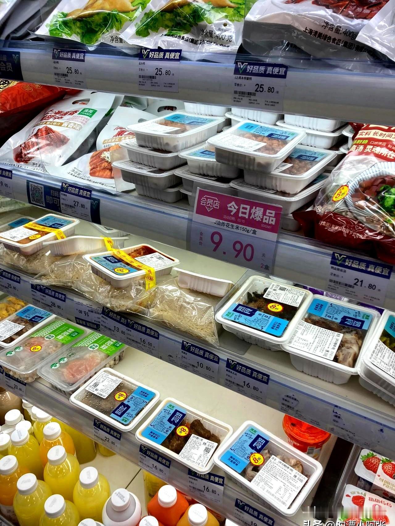 晚上9点去逛超市，发现个“潜规则”：现烤面包、熟食全打折，年轻人排队抢，便宜又新