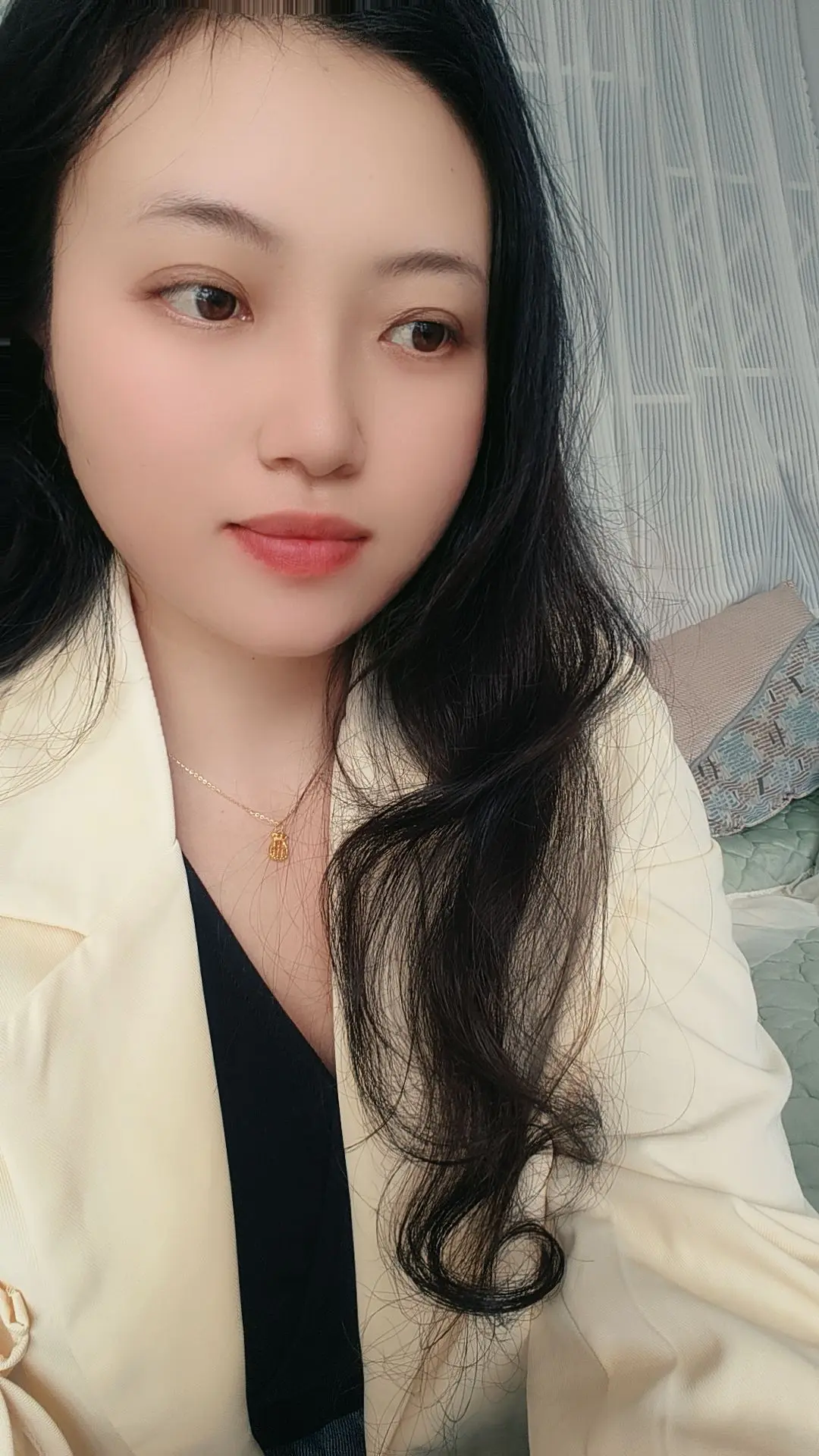 我什么都不想要了， 让我开心快乐点吧， 我并不奢望任何人来治愈我， 只...