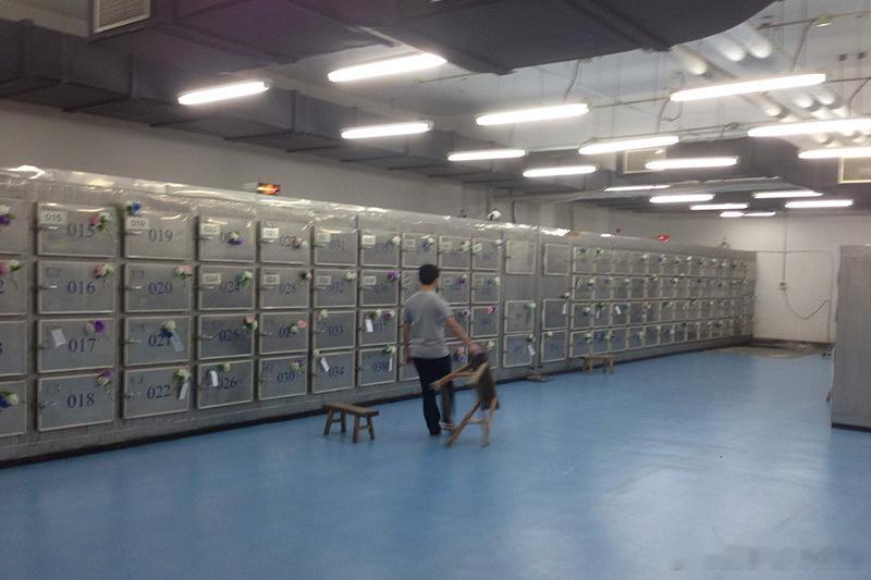 网友热评：2200一分钟都呆不下去，22000我可以抱着遗体睡10分钟！ 殡葬单
