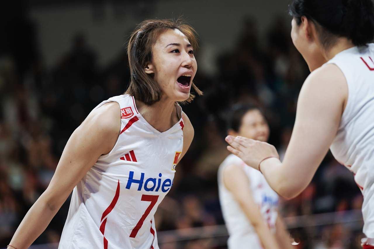 福星王媛媛8连发！法国女排第三局15-10领先时候，在王媛媛发球轮严重被卡轮，8
