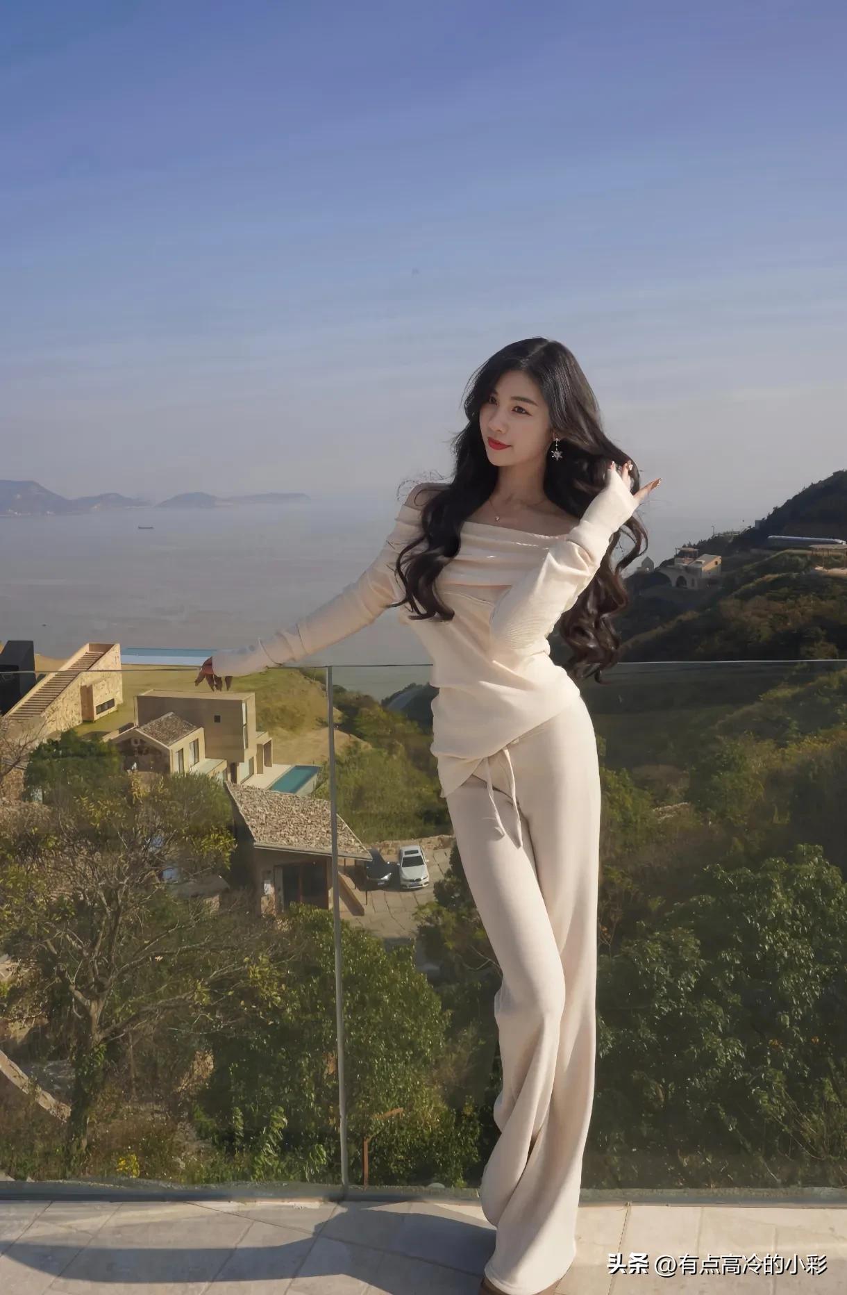 今天在面朝大海的半山露台发呆，阳光裹着海风落在身上，太舒服了。
穿上这套软软糯糯