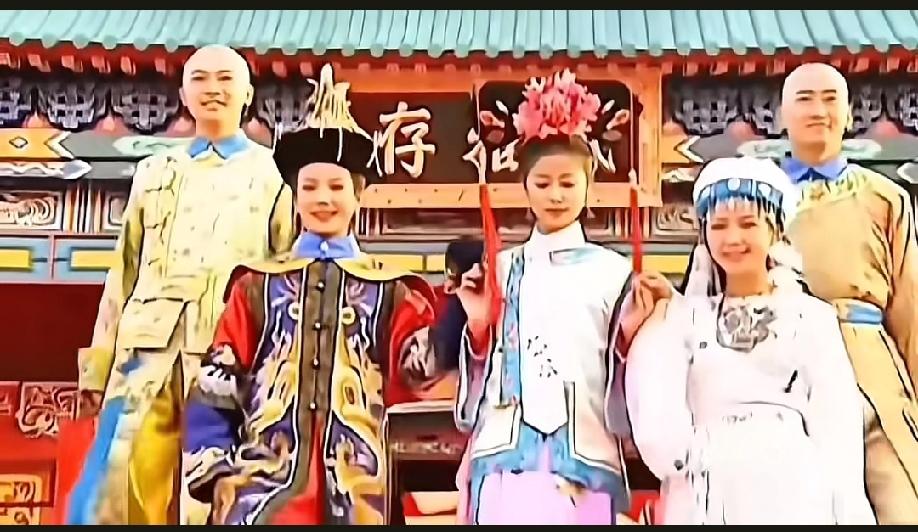 紫薇与小燕子的差距非常明显!小燕子穿的是朝服，而紫薇只能穿常服。
所以，在规矩面