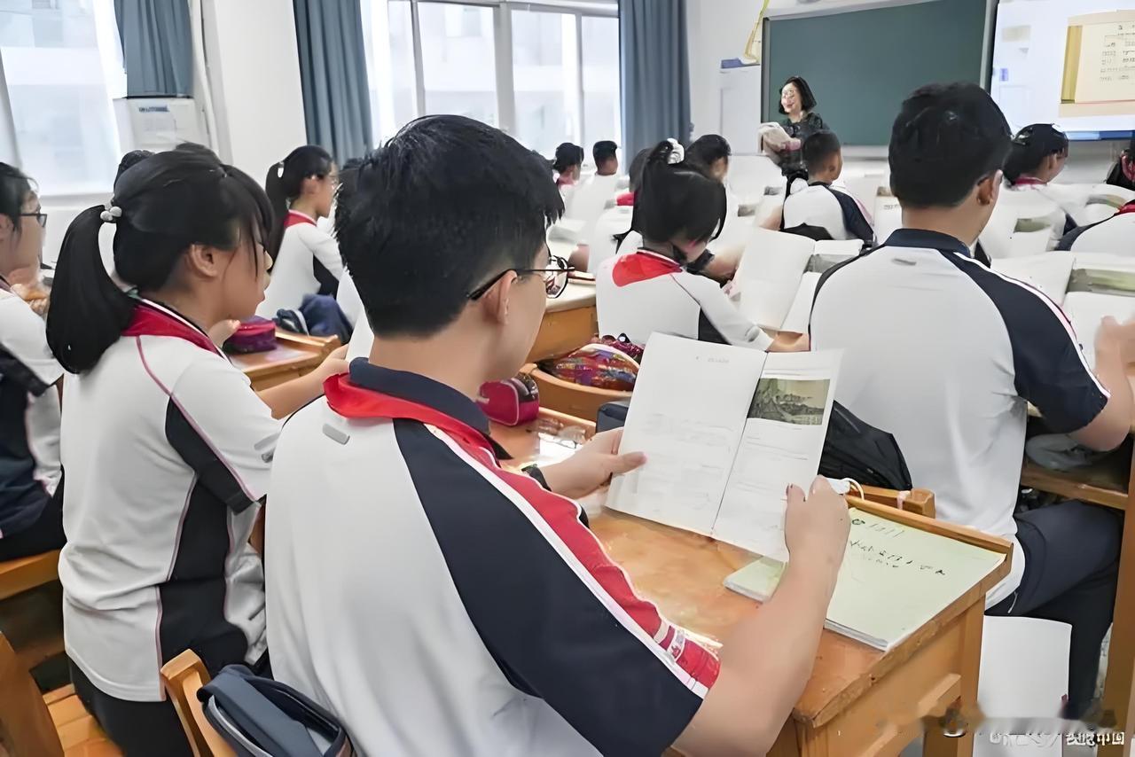 《暮年靠墙》

文/范圣嘉
 
昔日校园意气扬，
书声朗朗满庭堂。
今朝携手扶拐