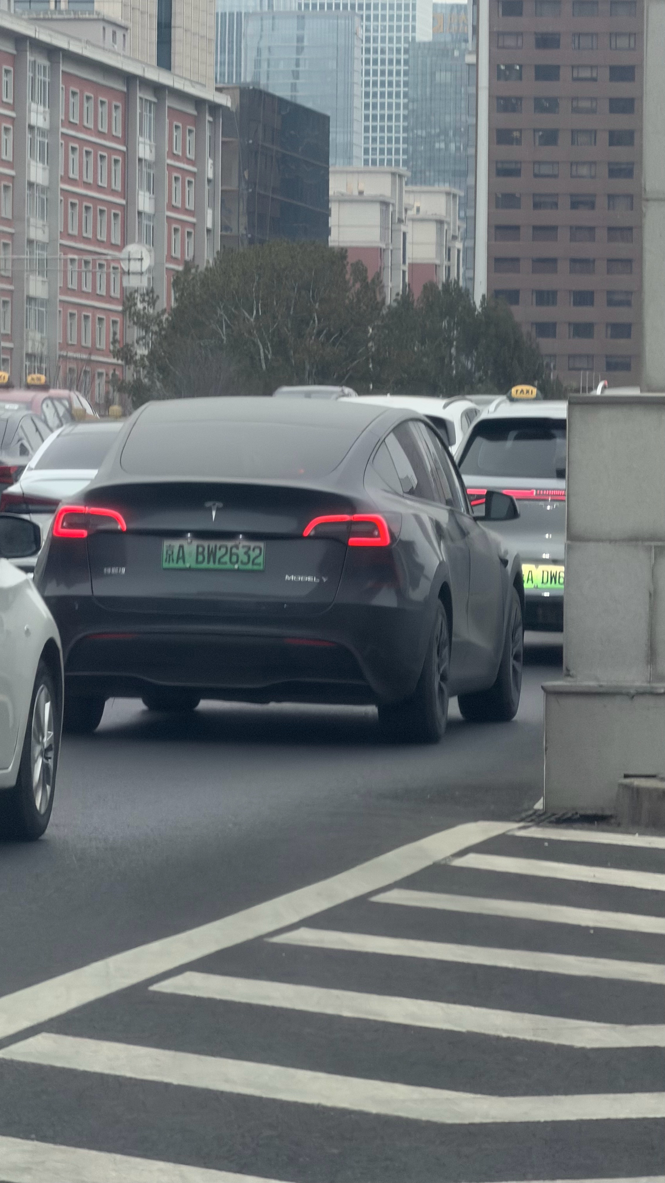 这辆毛豆Y 白天开了一路远光灯！我的眼睛啊！！！晚上开能理解！白天开算什么？京A