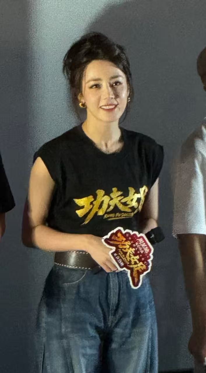 迪丽热巴天津路演造型迪丽热巴路演造型 迪丽热巴天津路演造型 