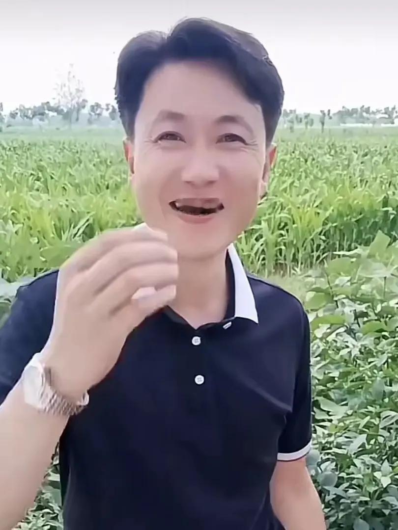 网红“秀才”凉凉了！曾凭借帅气的外表、对口型唱歌、抿嘴眨眼等动作，精准戳中中老年