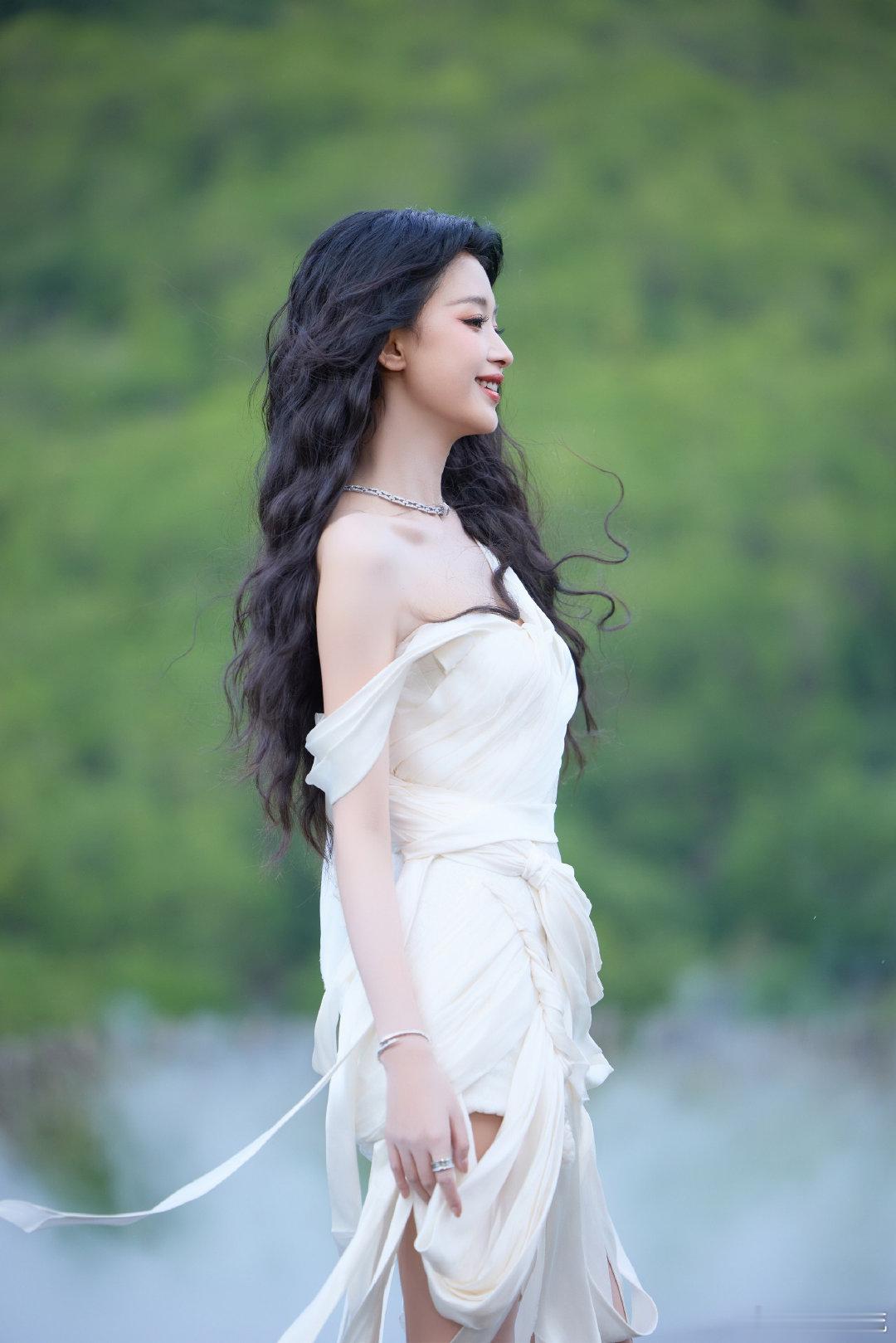 孙怡美晕我了 温柔氛围扑面而来，孙怡的白裙和自身气质相得益彰。VOGUE红毯慢镜