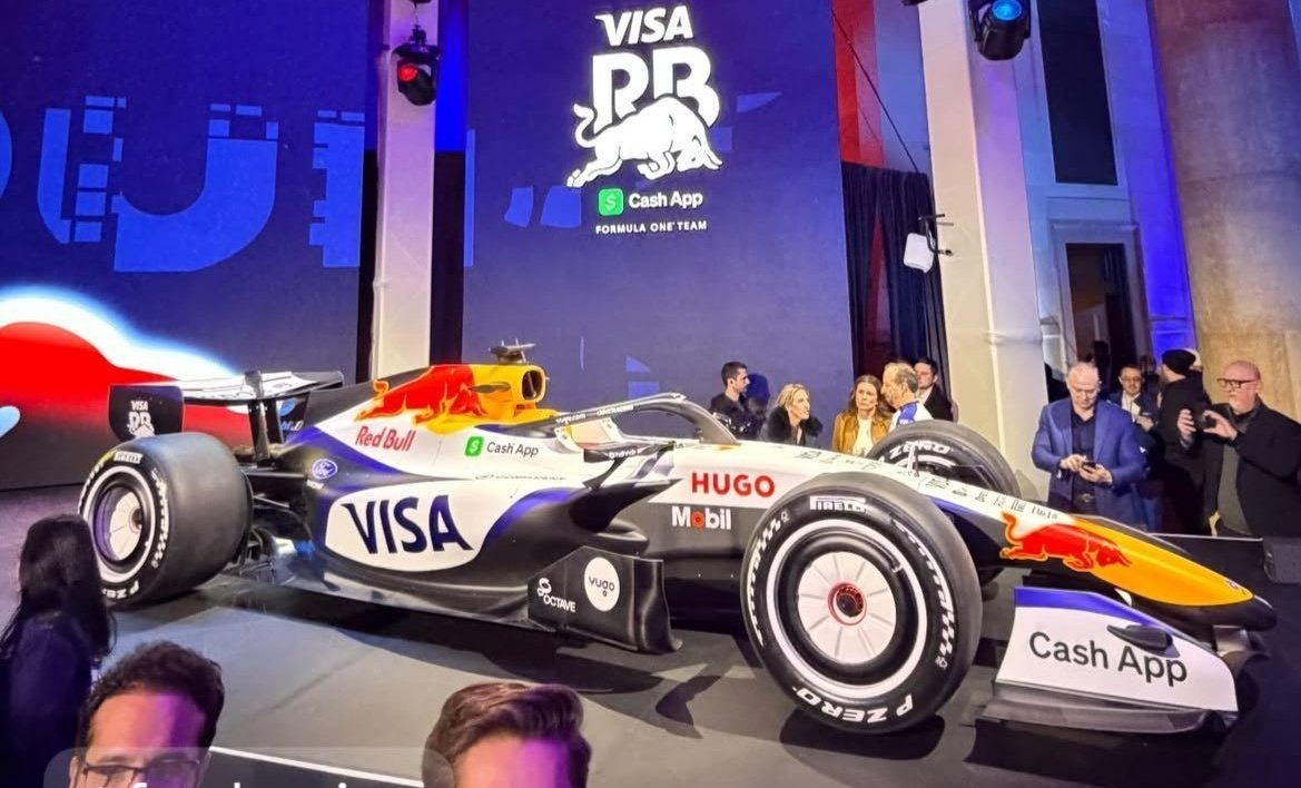 发布会现场的红牛二队新车照片也来了F12026F1赛车揭幕