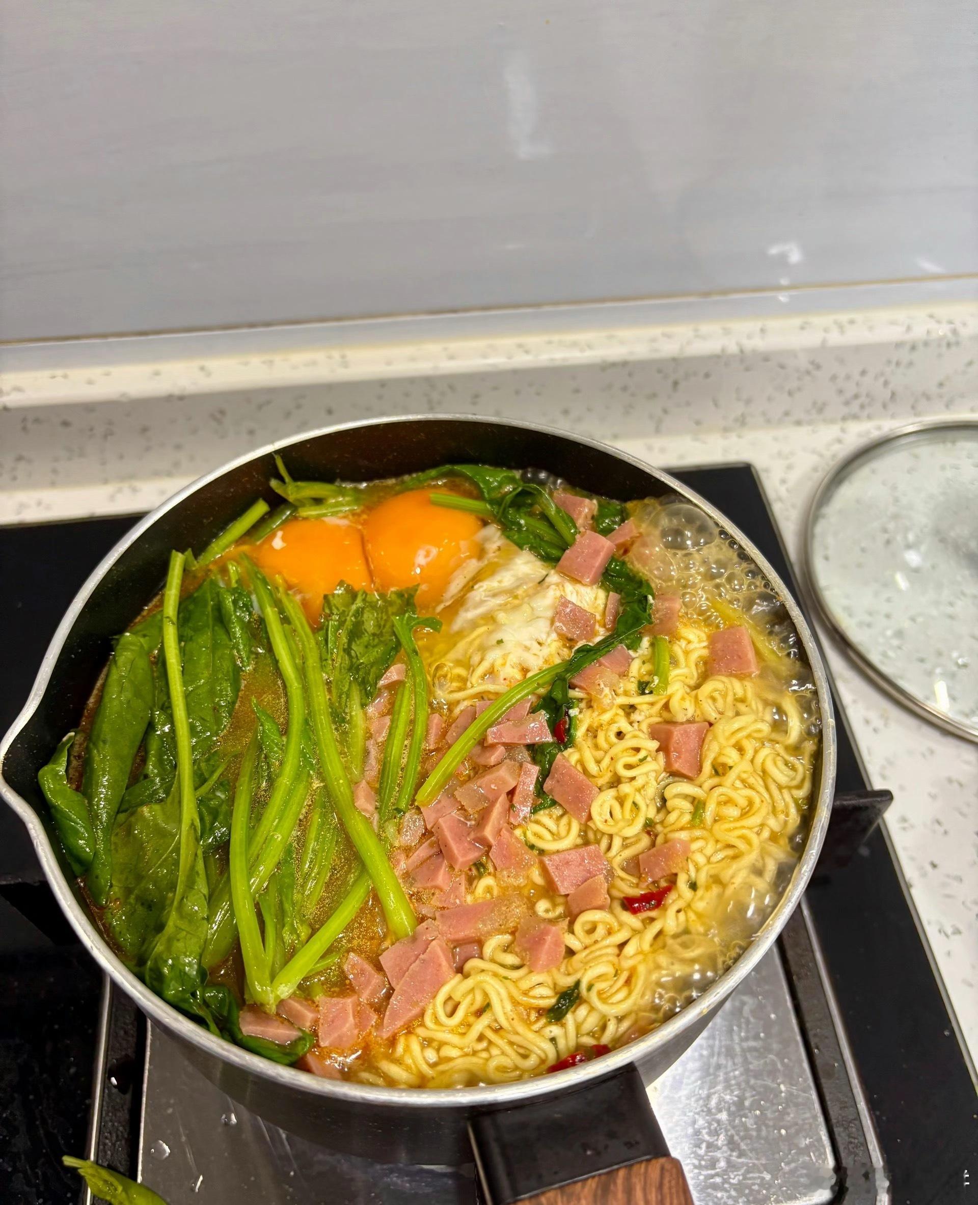 泡面 换水，omg原来吃了这么多年的泡面都吃错了呀，之前从来不会换水，倒完水直接