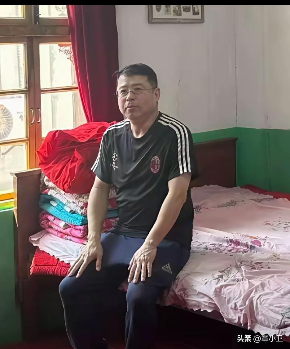 58岁的原央视主持人阿丘，从穿着和居住的环境看，确实没落了央视主持人阿丘 过气主