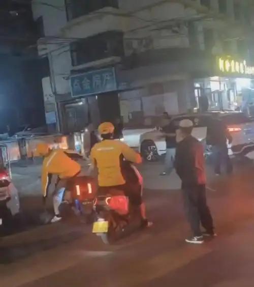 青海西宁一小区门口，一名醉酒男子持刀伤人，21岁的外卖小哥于龙仙路过现场，没有选