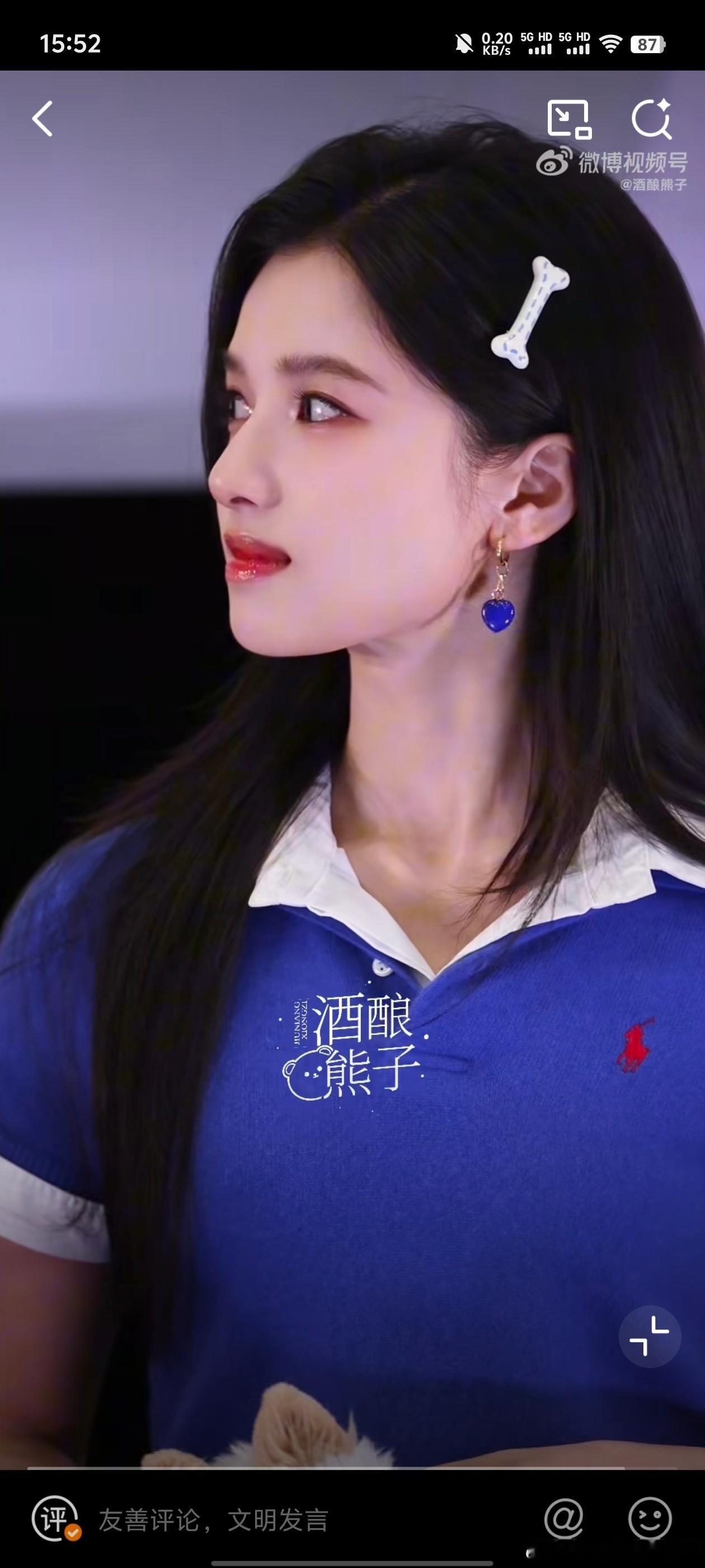 宋威龙张婧仪出场野狗骨头主创线下同框好养眼！同款白边短袖打造情侣既视感，宋威龙与