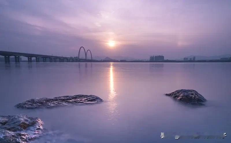 女人最大的魄力是什么? 女人最大的魄力，不是表面的风风火火。
真正有魄力的女人，